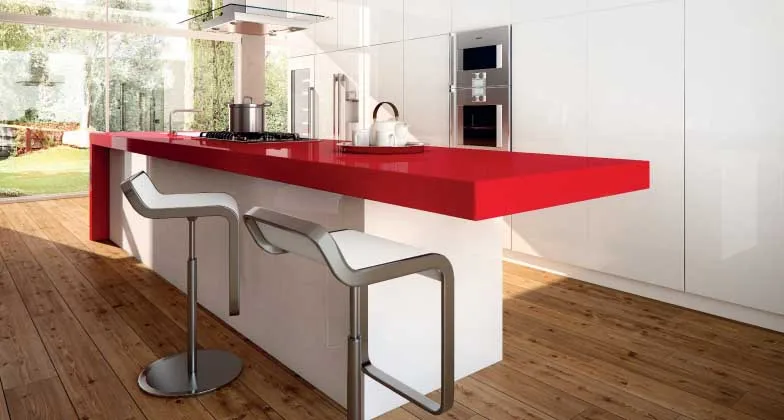 现代厨房与人造红色水晶石英石台面