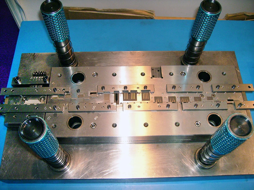 用于终端金属板冲压的端子模具冲压模具