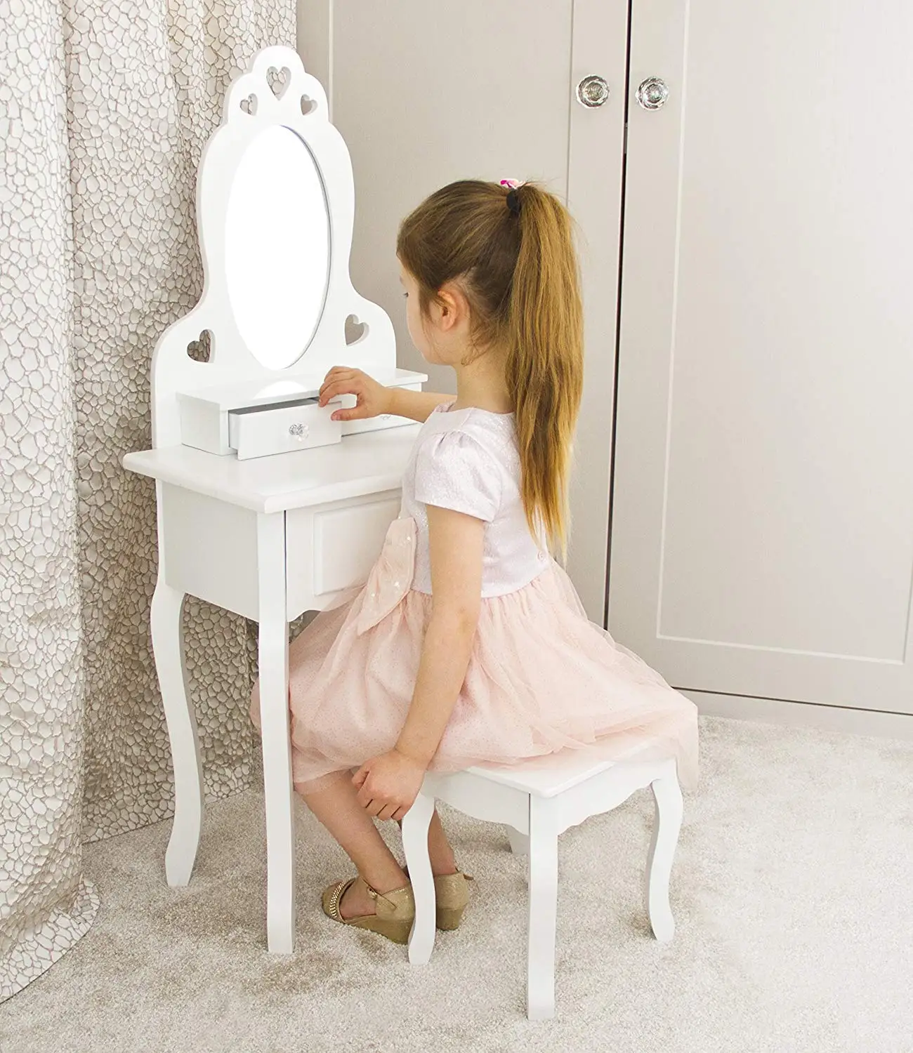Туалетный столик с зеркалом для девочки 5 лет