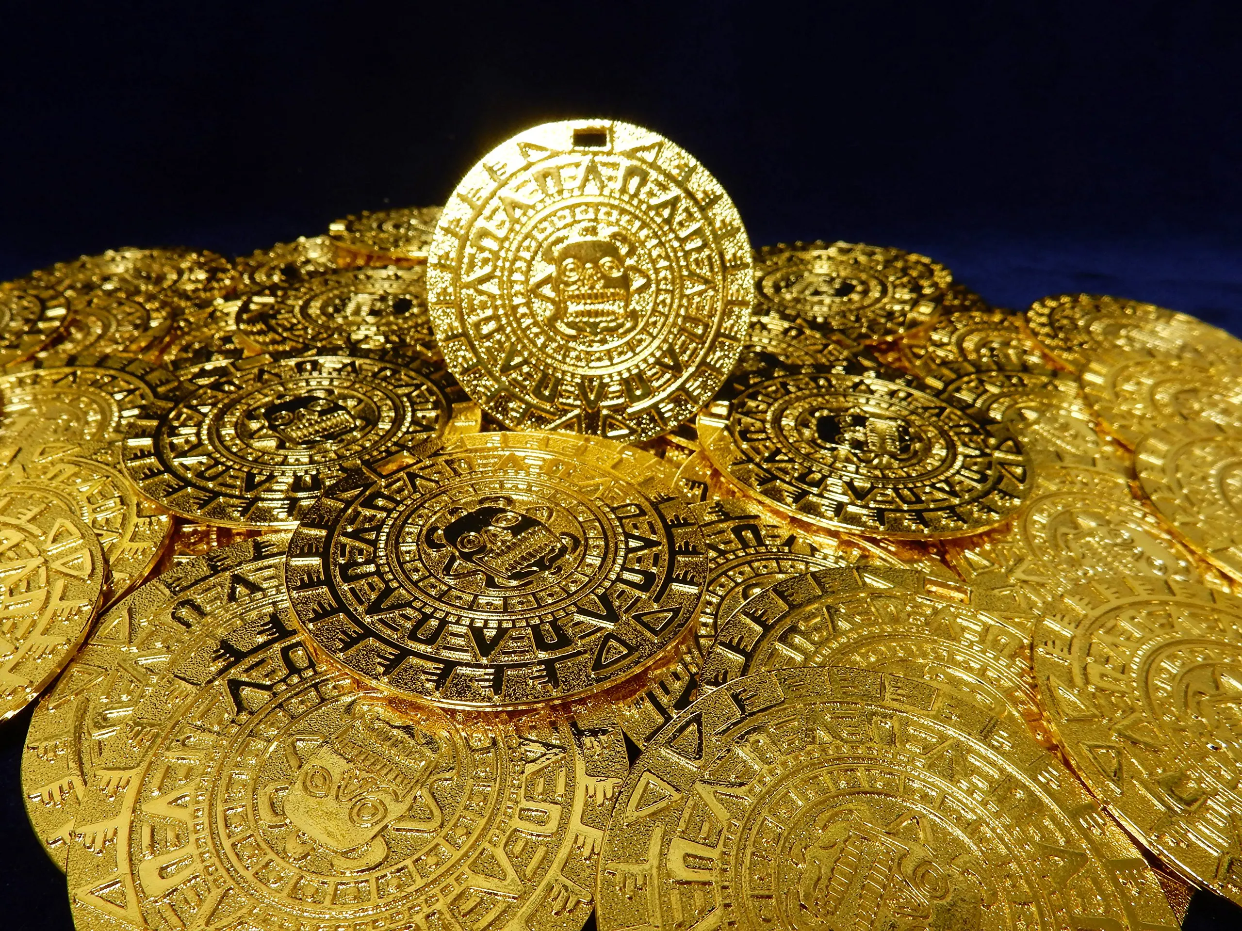 Богатство древней эпохи. Золото Майя Ацтеки инки. Монеты инков ацтеков Майя. Сокровища золото ацтеков. Золото инков.