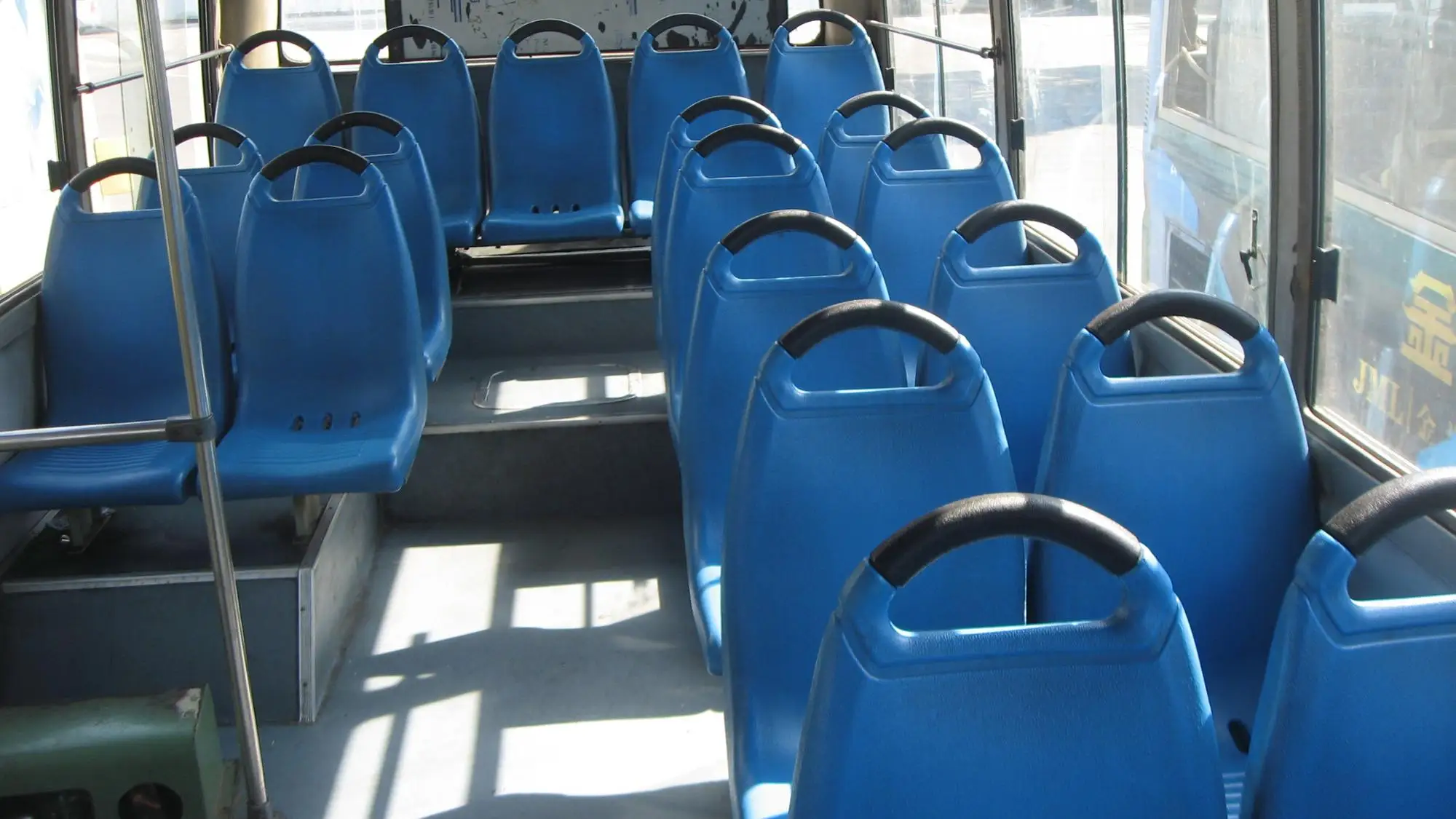 Сиденья пассажирского автобуса. Сиденья в автобусе. Кресло в автобусе. Пассажирские сиденья для автобусов. Сиденье пластиковое автобусное.