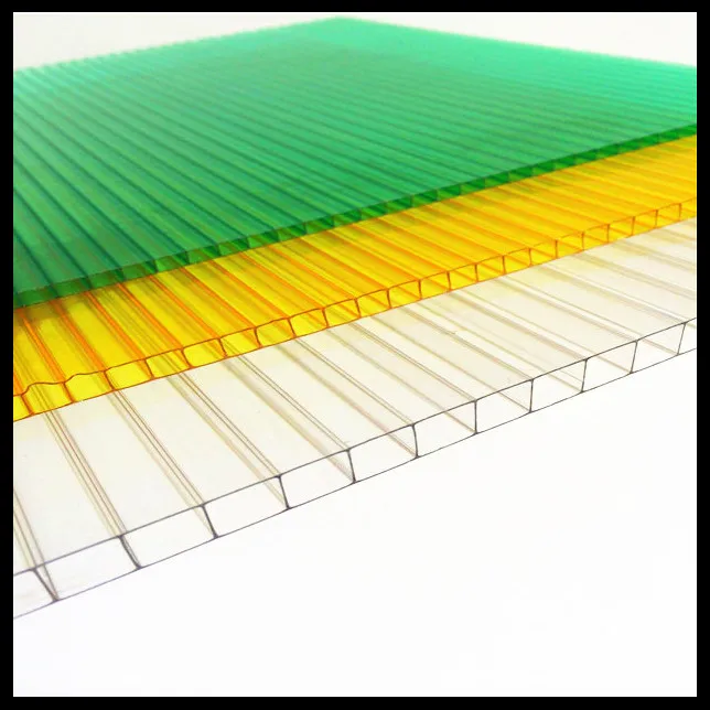 l'installation de feuilles de polycarbonate ondulé