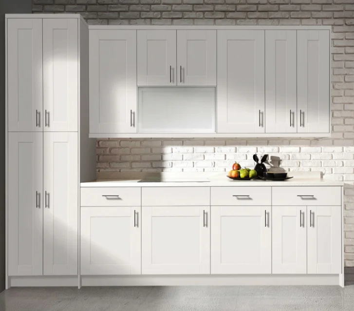 Кухонные шкафы мдф. Белый кухонный шкаф. Кухня в стиле шейкер белая. Белый шкаф на кухню. Дешевая белая кухня.