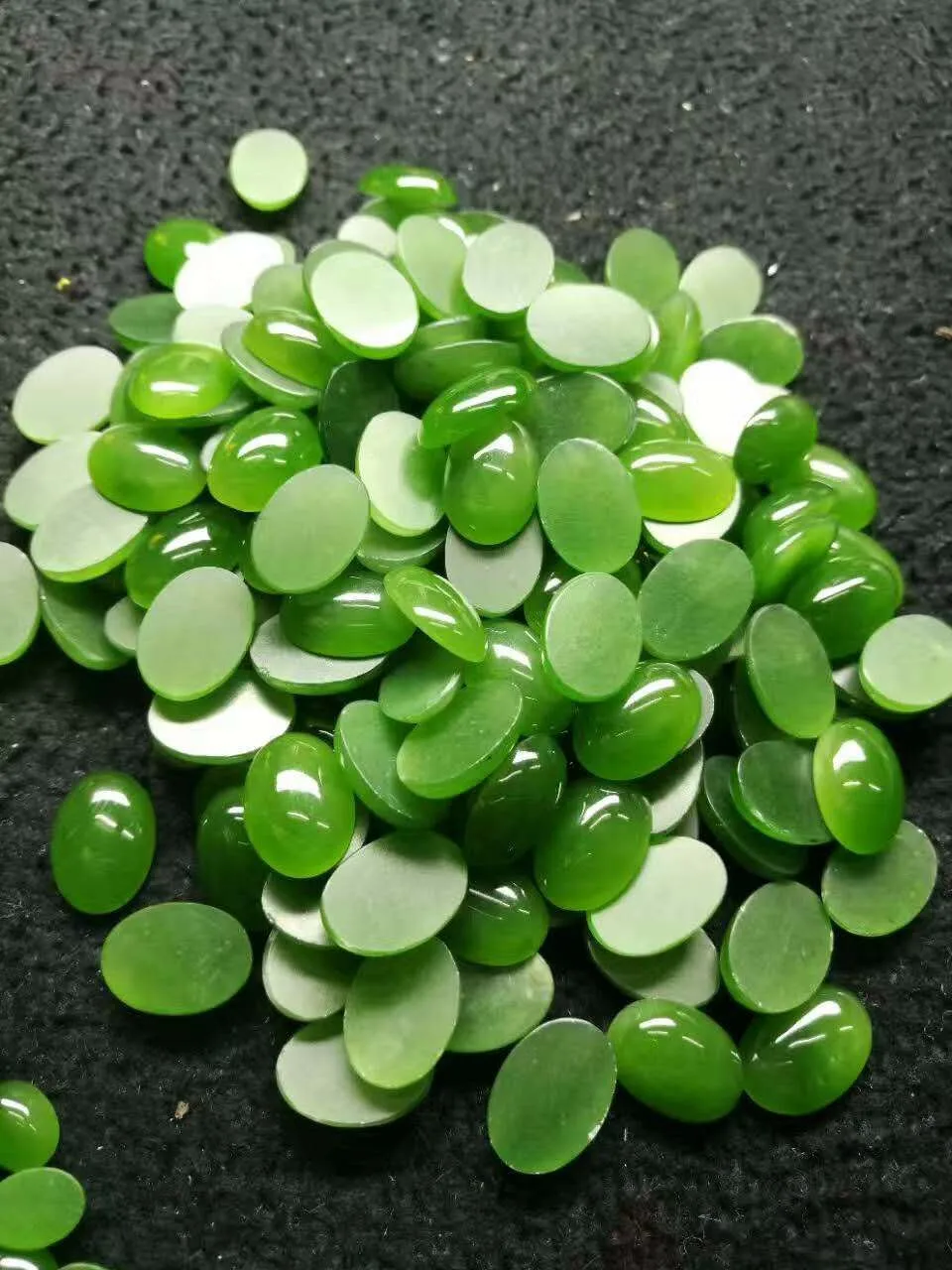 热销售庄严绿色 cabochon 椭圆形天然玉