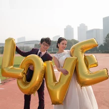 Velké zlaté nafukovací písmena „LOVE“ z Aliexpress