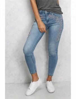 calca jeans com rosas bordadas