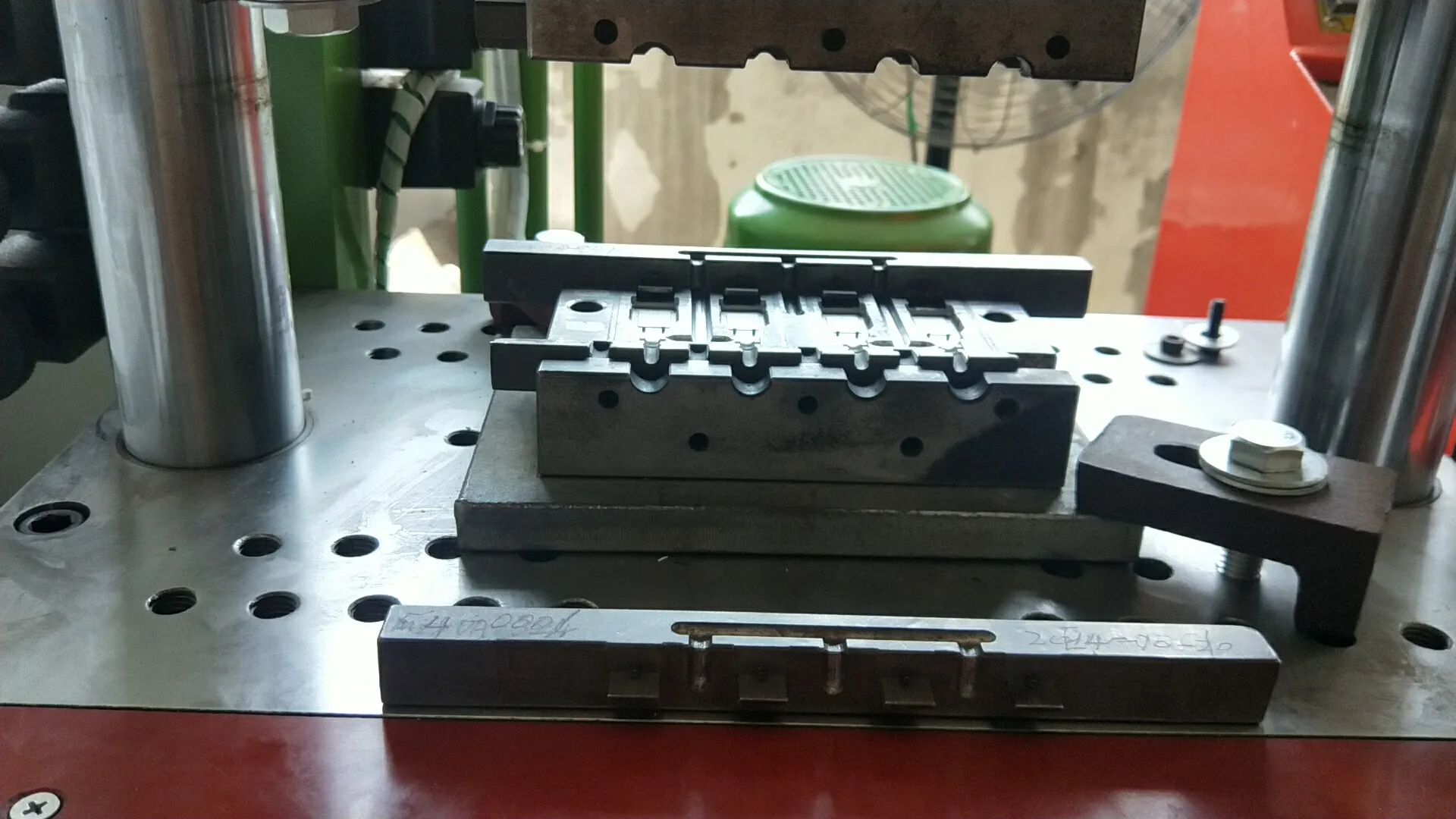 Mini Cable And Plug Plastic Vertical Injection Molding Machine In India