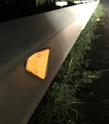 Yellow and white reflective road trapezoidal contours guardrail Delineator for traffic safety