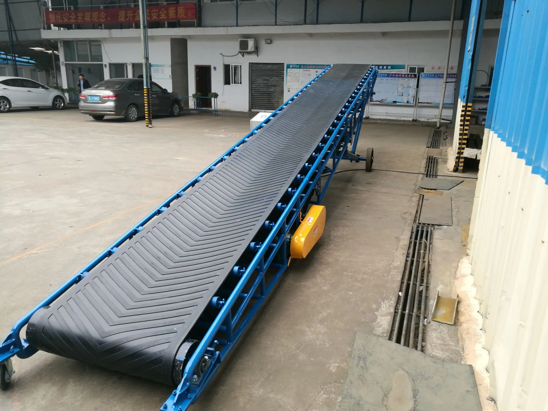 Truck Loading/unloadinig Rubber Mobile Belt Conveyor With Adjustable ...