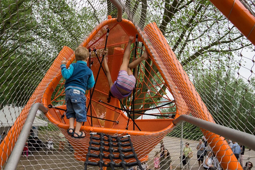 儿童室外攀岩绳与塑料结游乐场设备-与幻灯片