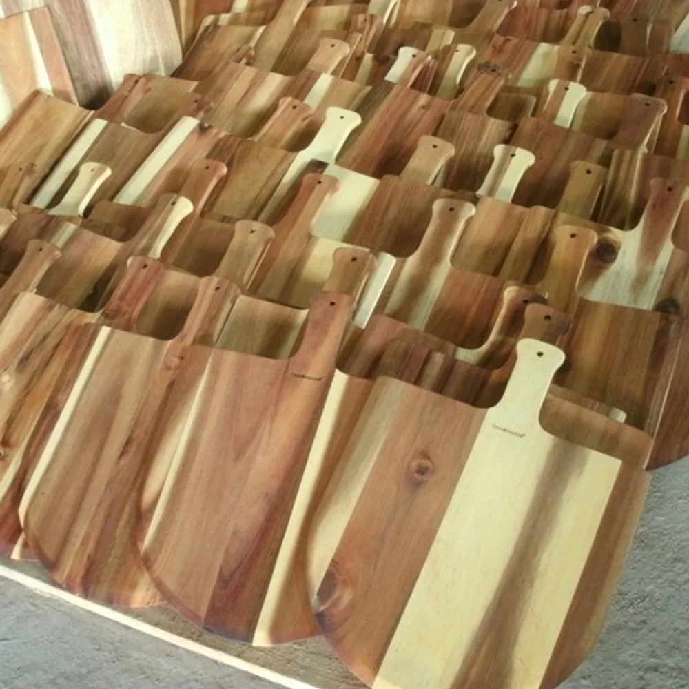 https://sc01.alicdn.com/kf/HTB1rkPBdjuhSKJjSspjq6Ai8VXaO/manufactory-FDA-acacia-wood-pizza-chopping-boards.jpg