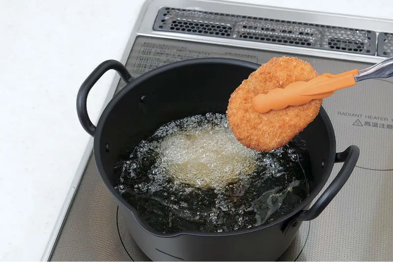 deep fryer with a lid 