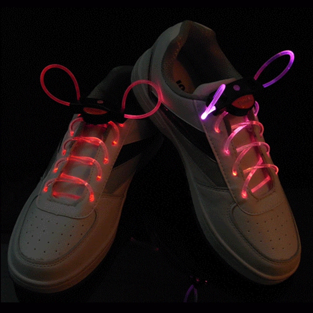 Светящиеся шнурки. Светящиеся шнурки на ноге. Светящиеся с led подсветкой шнурки фото с использованием.