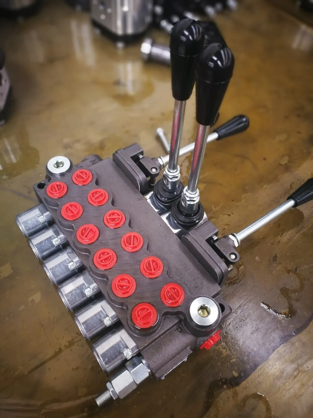 P40 Joystick Hydraulic Monoblock Control Valves 40lpm 6 Banks For Front