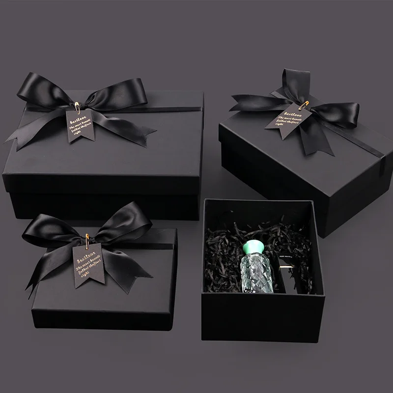 Подарок черного цвета. Стильные подарочные коробки. Коробочки для подарков черные. Красивая упаковка для украшений. Стильная упаковочная коробка.