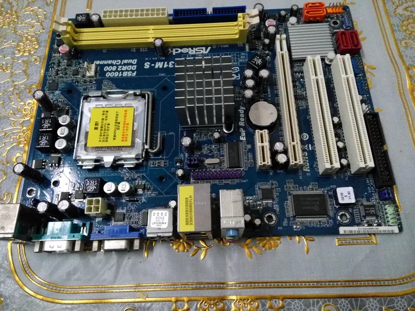 Gigabyte память. ASROCK g31m-s 1.10. Intel nh82801gb материнская плата. Материнская плата Intel d945gcpe. Intel 82801 материнская плата.