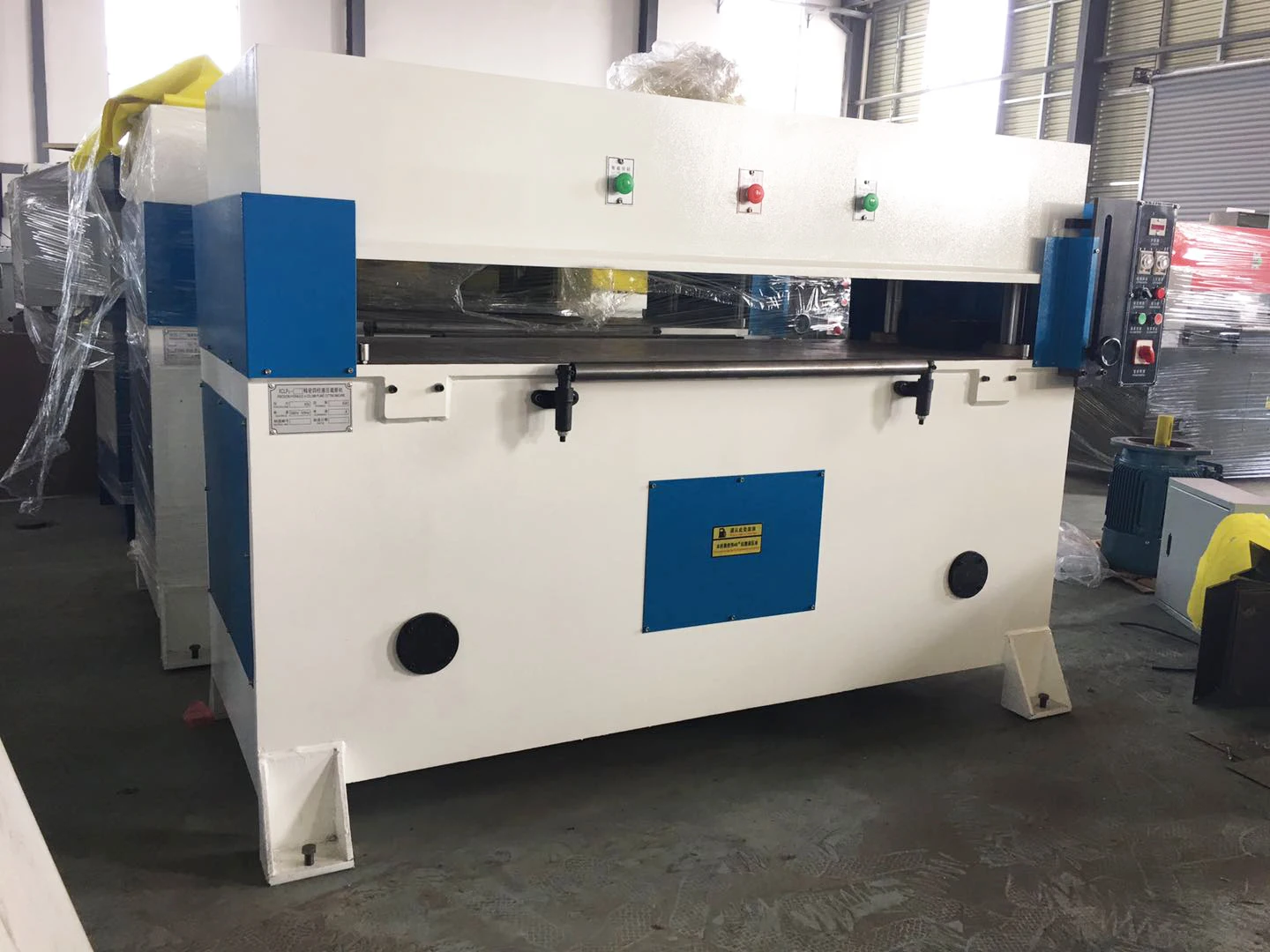 手动四柱液压机点击压圆模切机