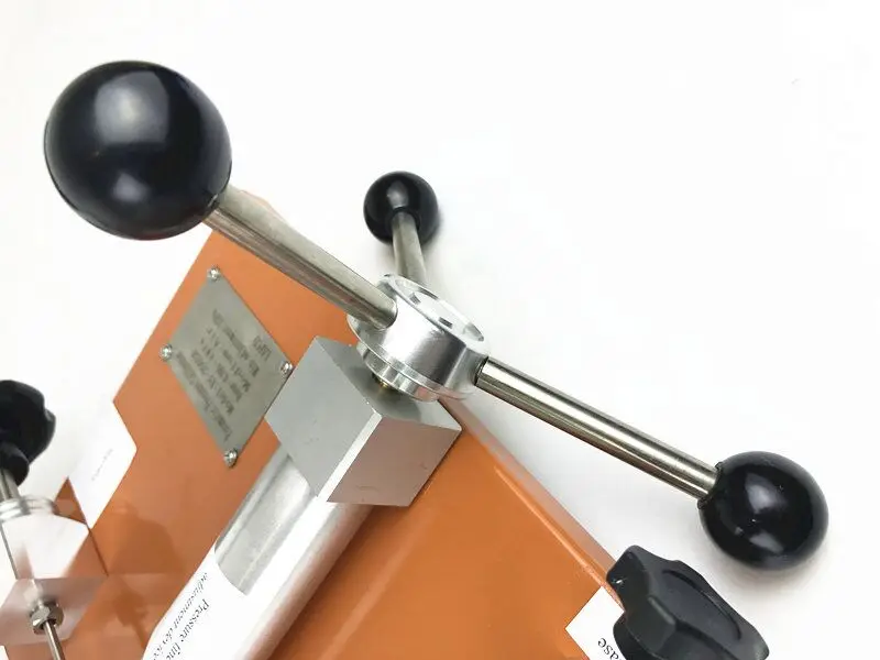 Pressure calibrator/pressure calibration hand pump