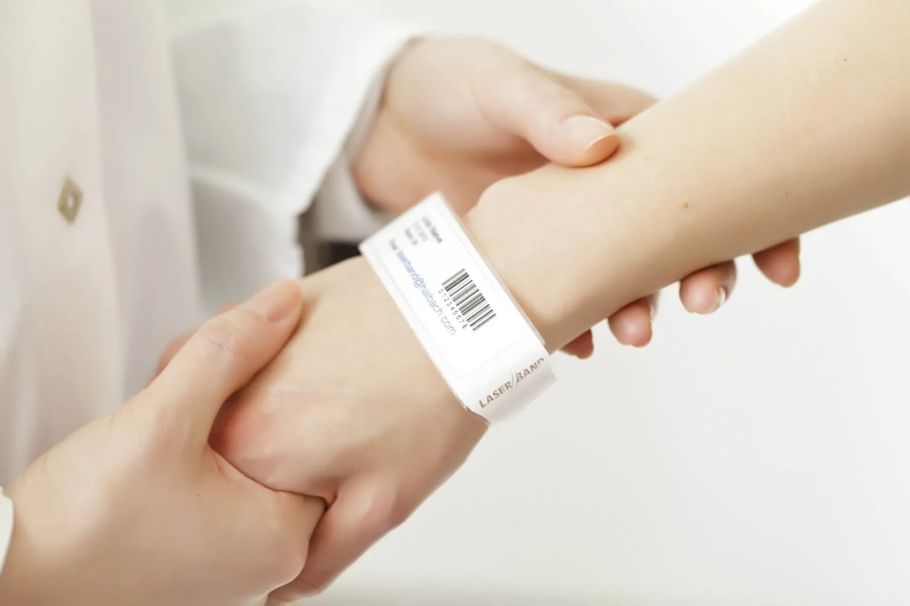 healthcare-uhf-active-rfid-wristbands-with-nfc-tag-buy-rfid