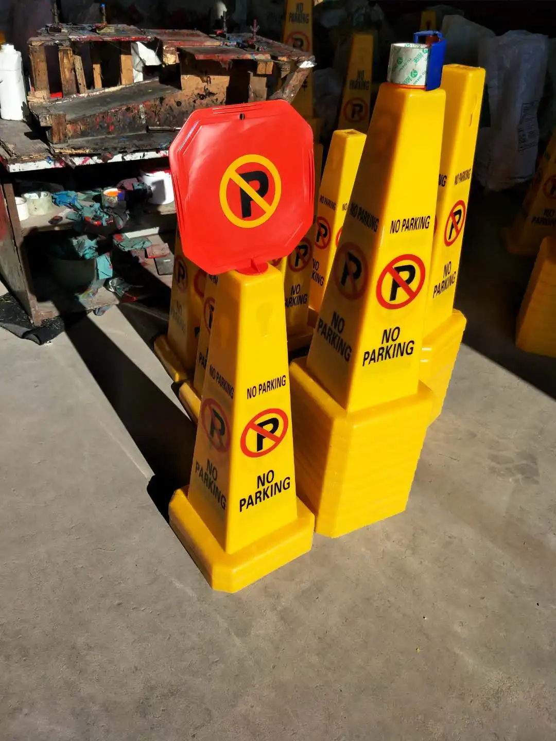 Signo de suelo húmedo precaución 2X limpieza en curso Cono De Advertencia Amarillo riesgo de seguridad 