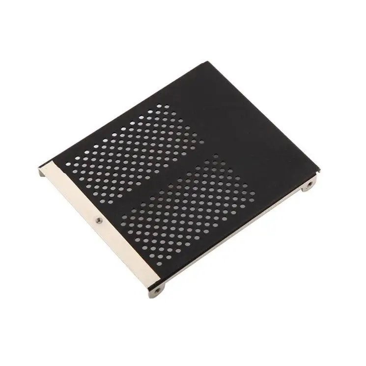 O unitate SSD neagră cu un capac perforat pentru răcire, izolată pe un fundal alb.