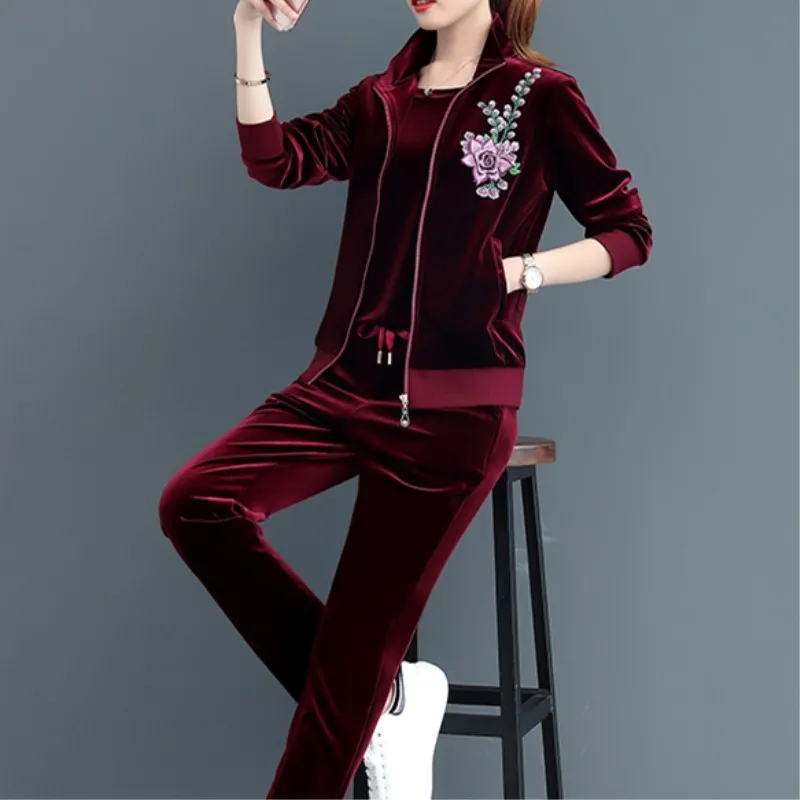 woman sport tracksuit 5 .jpg