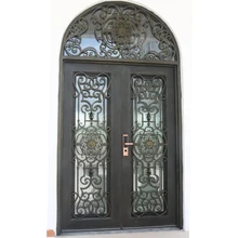 Ext&eacute;rieur de maison antique chinois l'entr&eacute;e vo&ucirc;t&eacute;e portes en fer forg&eacute;