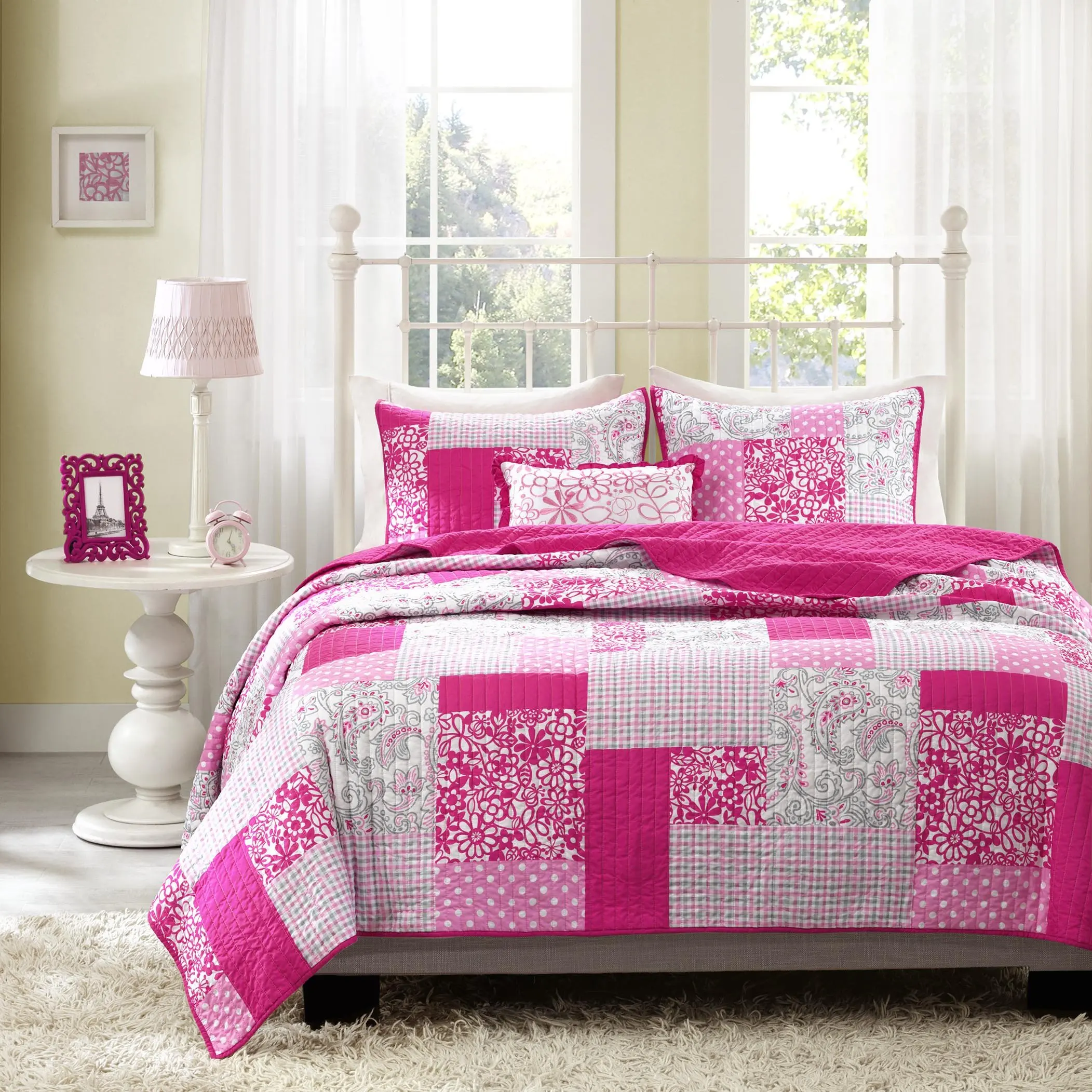 Girls bedding. Постельное белье розовый пэчворк. Покрывало лоскутное бело-розовое. Постельное БЕЛЬЕРОЗОВОЕ печворк. Лоскутное одеяло бело розовое.