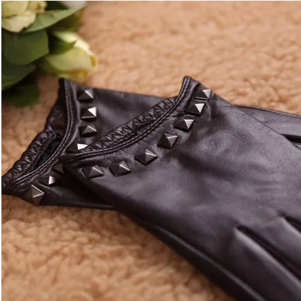 lady's short driving goatskin leather gloves with rivet