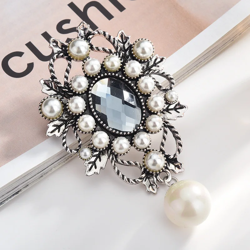 Unionpromo high quality  custom letter rhinestone brooch pins pearl korean brooch 