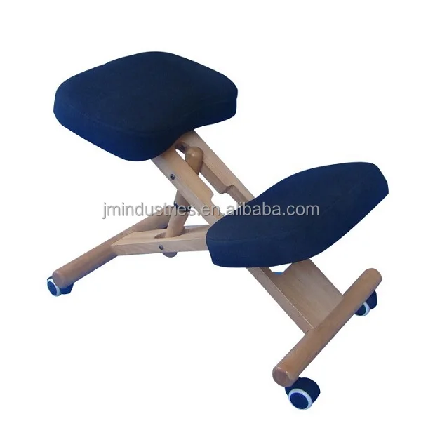 Ergonomischer Holzstuhl - minimalistisches Interieur