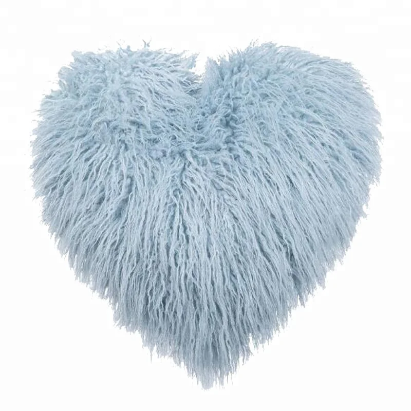 Fur heart. Сердце из искусственного меха. Красное сердце из искусственного меха. Подушки из меха норки. Волосатая подушка.