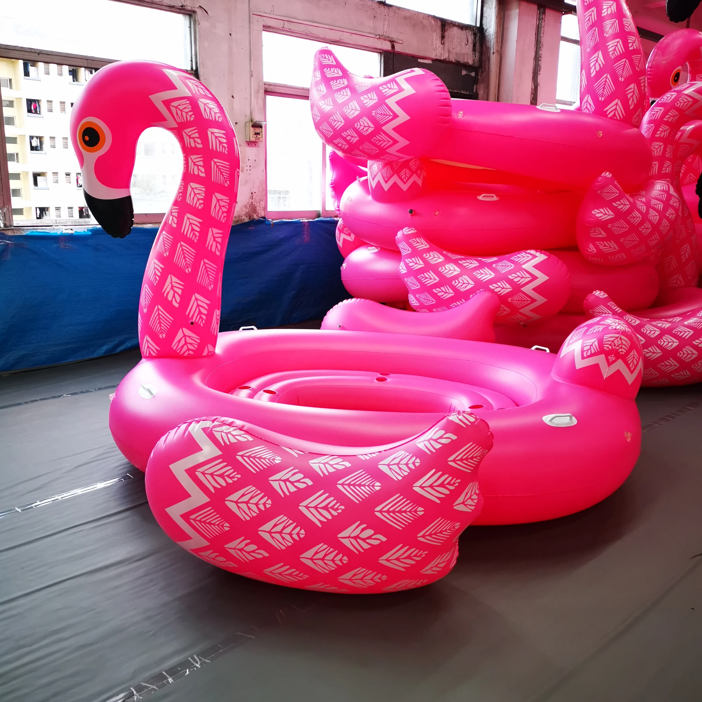 2023 Wholesale And Retail Inflatable 4 Person Flamingo Floating Island