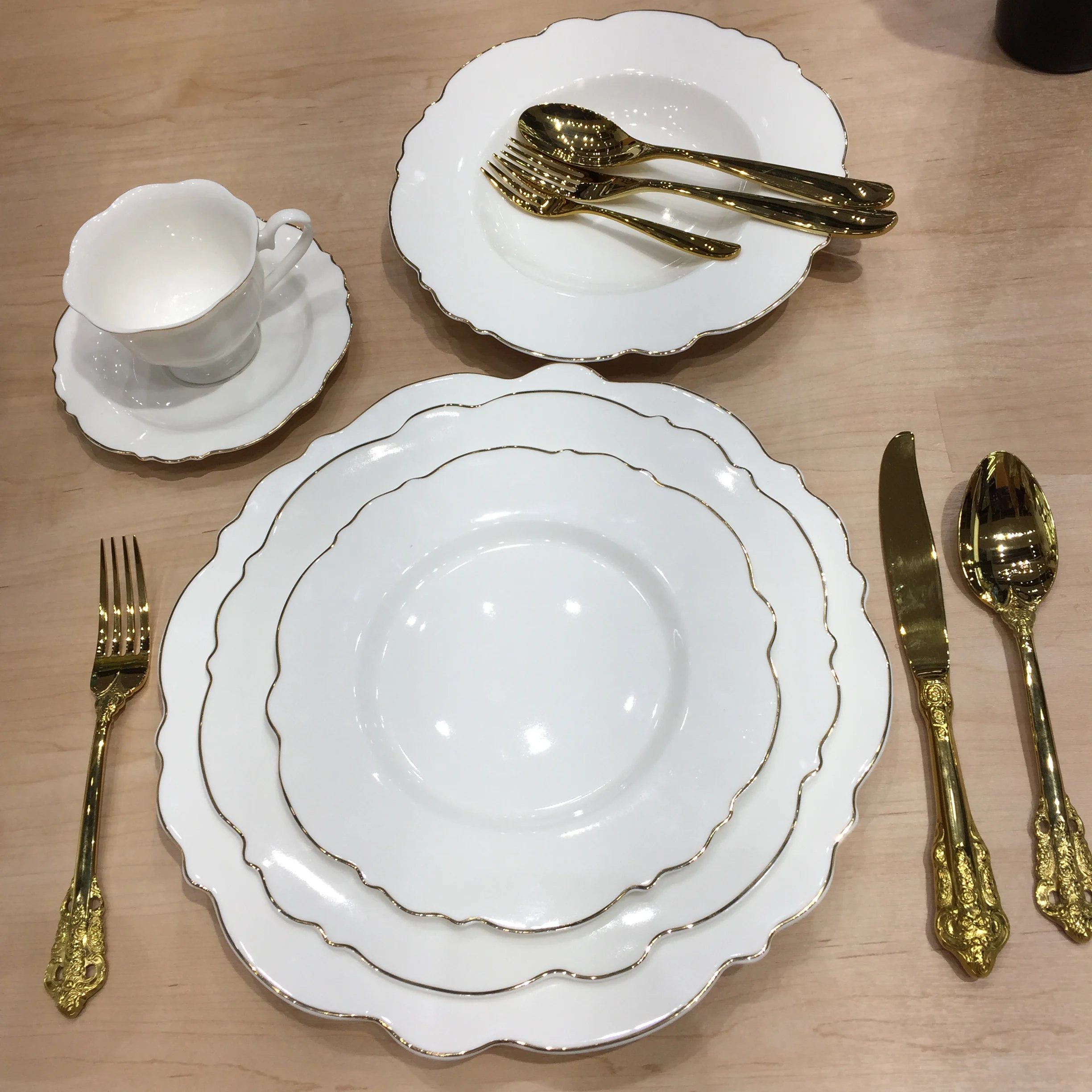 Royal bone china dinnerware sets,luxury design dinnerware bulk buy from china