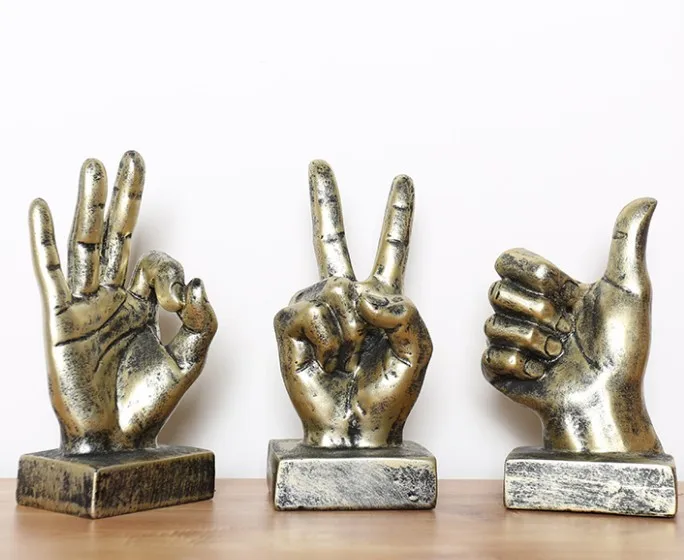 декоративная статуэтка руки. статуэтки жесты рук. статуэтка с двумя пальцами. статуэтка палец. статуэтка палец.