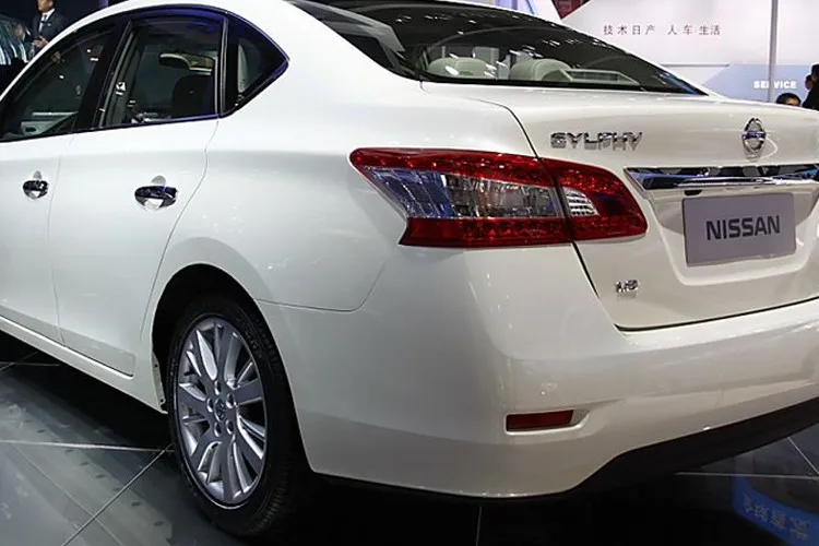 Keen 12v Rear Bumper Light For Nissan Bluebird Sylphy Car Led Tail Lights Red Waterproof Auto