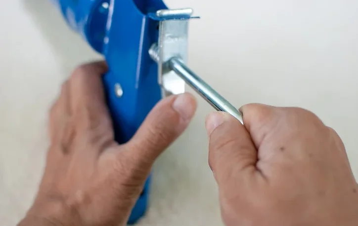 Как обрезать носик герметика. Caulking Gun steps. Устройство для заделки колбас. Как правильно обрезать носик на пистолет под герметик. Чем срезать носик