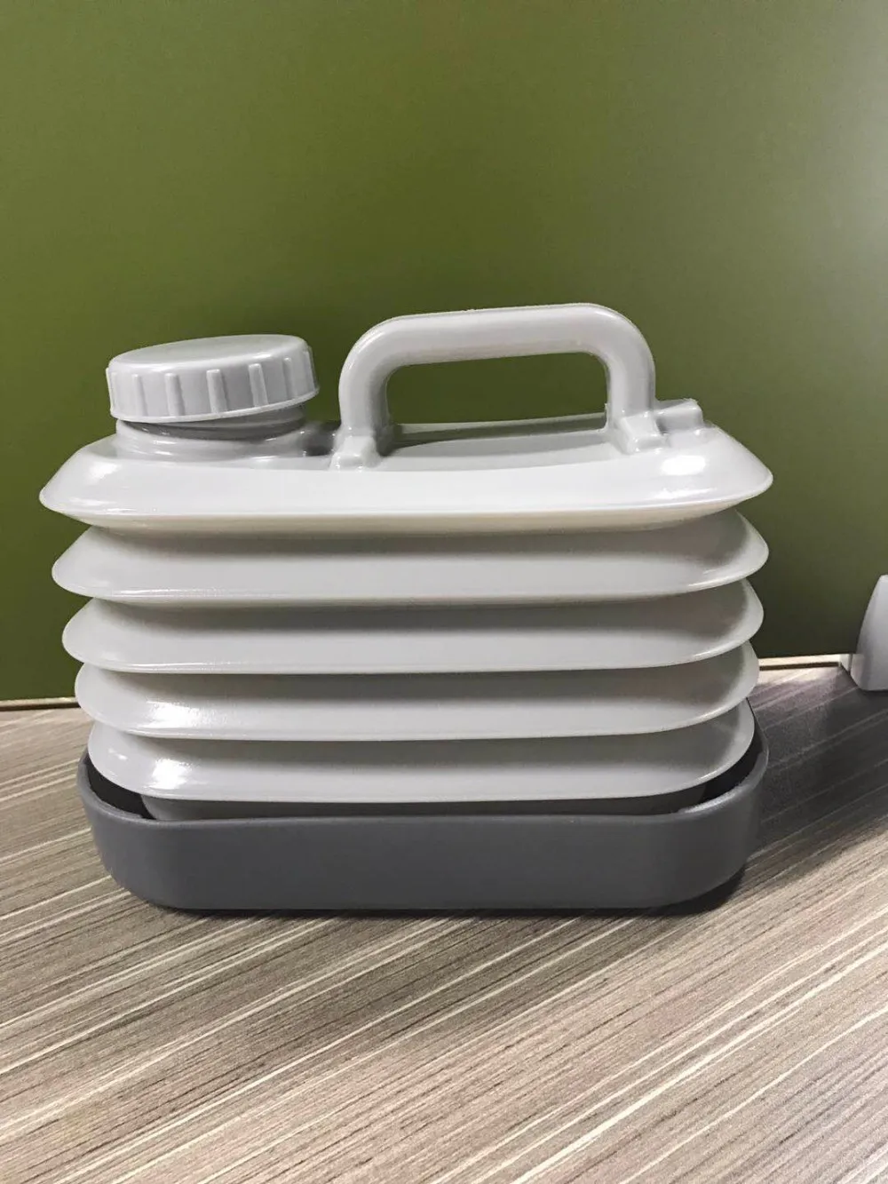 户外营地供应可折叠 5.5 升饮用水罐可折叠水容器