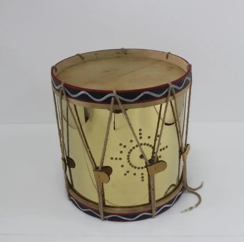 金色不锈钢圆形 drump 咖啡桌与玻璃顶部