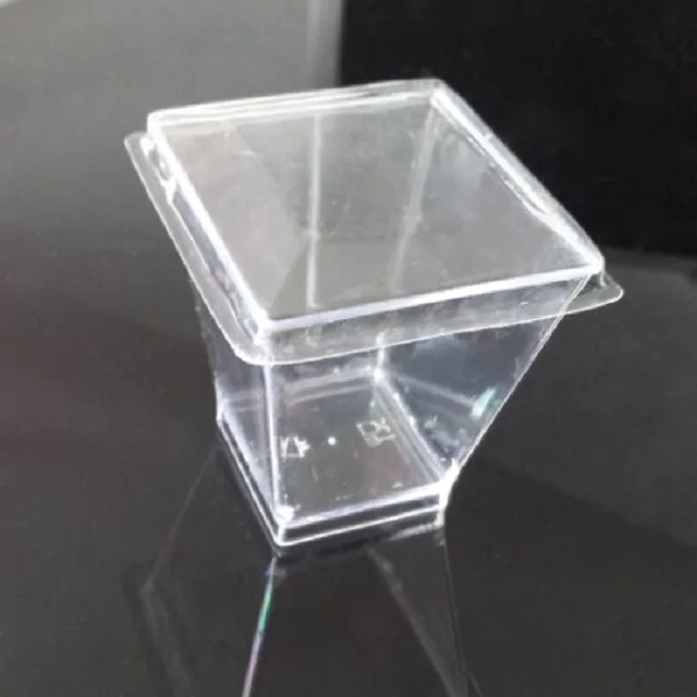 Square cup. Чашка пластиковая квадратная.