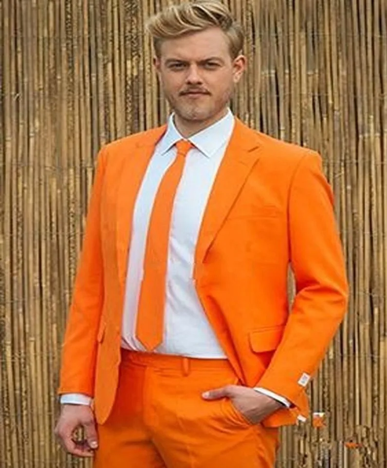 Оранжевый мужской костюм