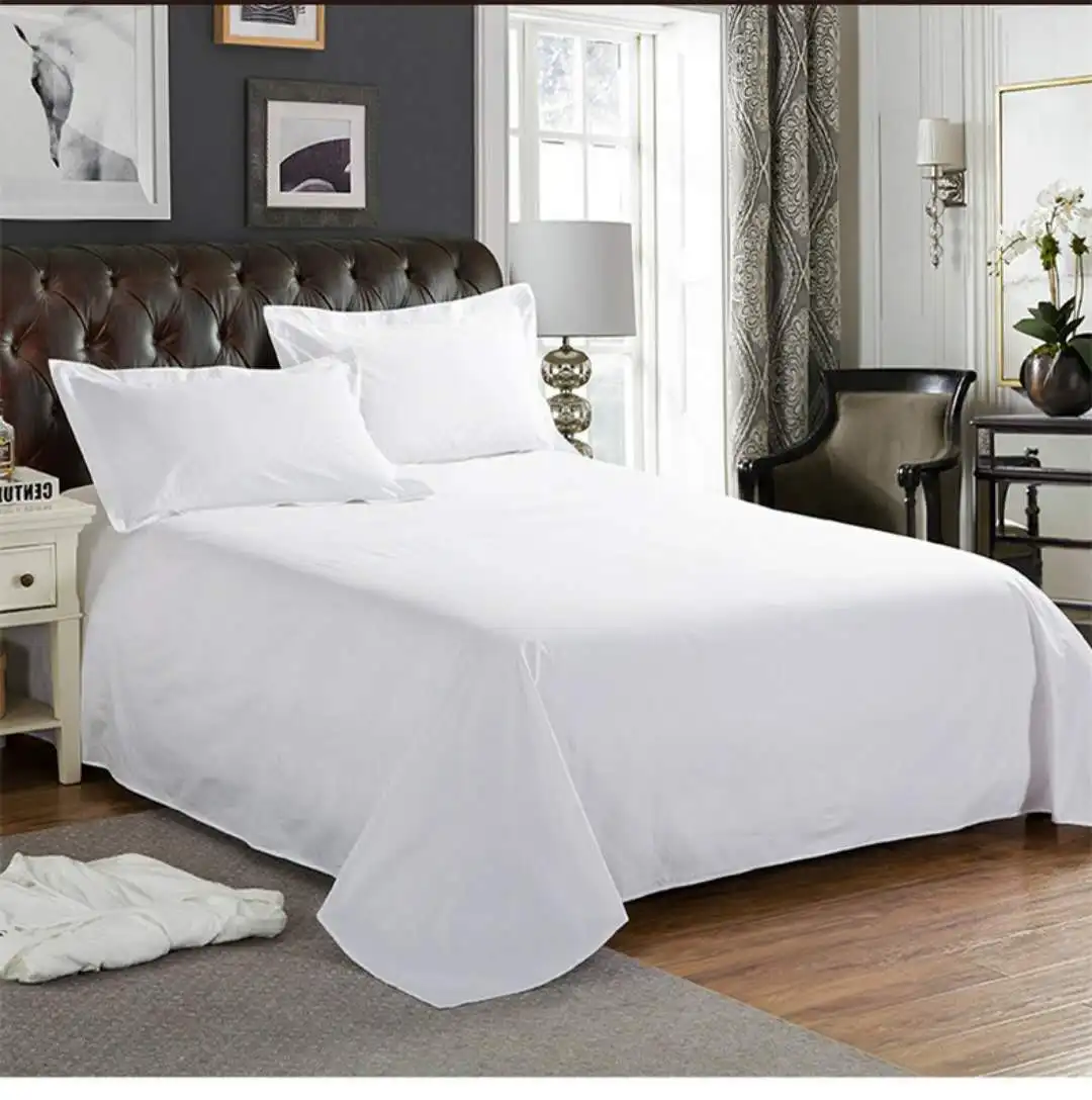 постельное белье на кровати белое