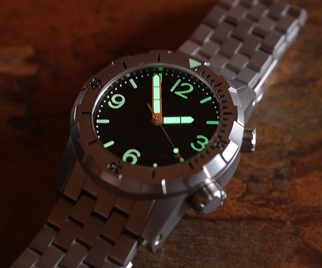 Side-by-side comparison of three 10-pointer movements showing shaft alignment, battery orientation, and gear cover labeling