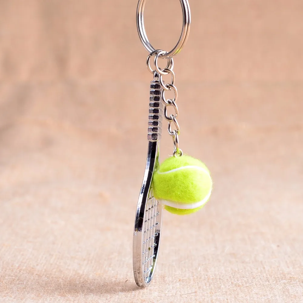 Porte-clés raquette et balle de tennis argenté en acier. 