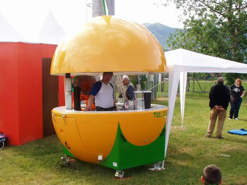 kiosk selling 5.jpg