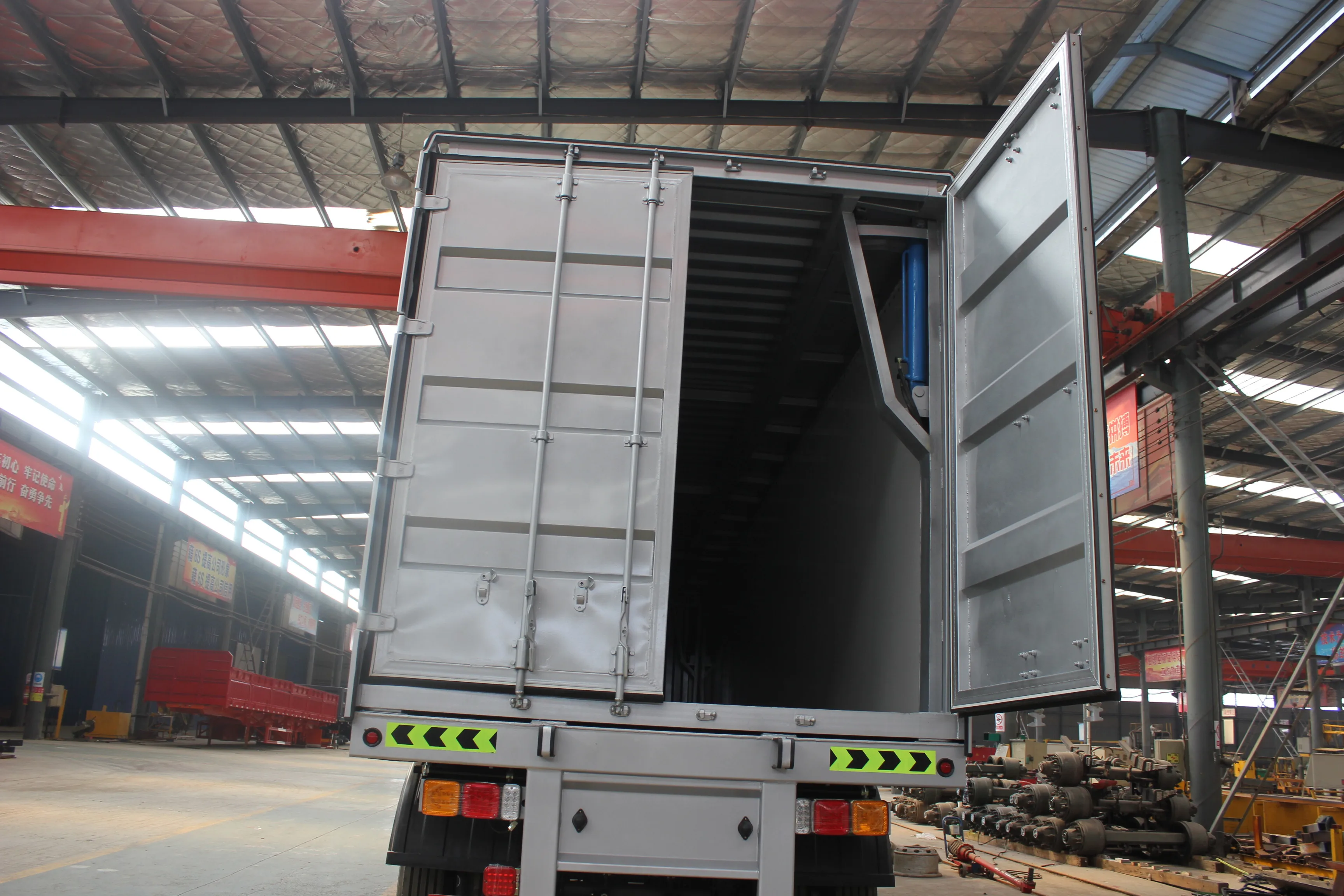 中国生产商面包车卡车货运箱半挂车 - buy 货车半挂车,质量好的新生产