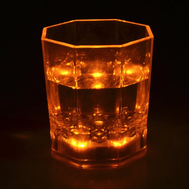 Бокал с подсветкой. Светящийся стакан. Светящиеся стаканчики. Стакан со светодиодной подсветкой. Светящиеся стаканы светящиеся стаканы.