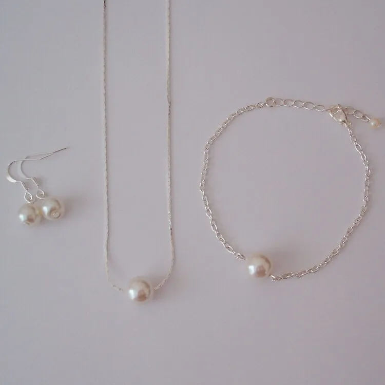 single pearl necklace and earring set