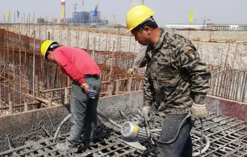 Concrete vibrator shaft and concrete vibrating needle for construction