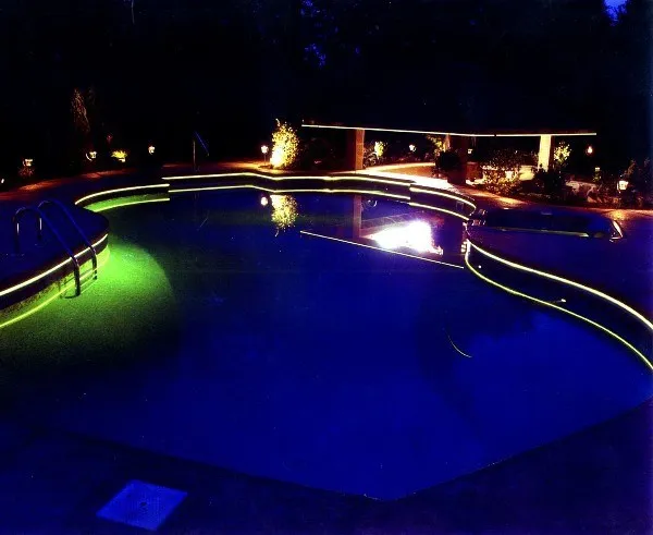 Creativo diseño de la piscina de natación, fibra optica grupo de ...